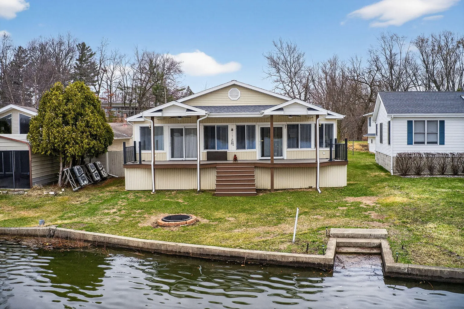 3741 N Blackstone Ave photo 1
