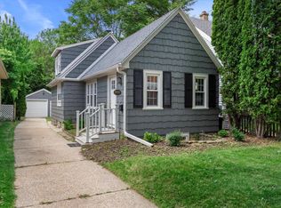 5157 N Woodruff Ave, Whitefish Bay, WI 53217