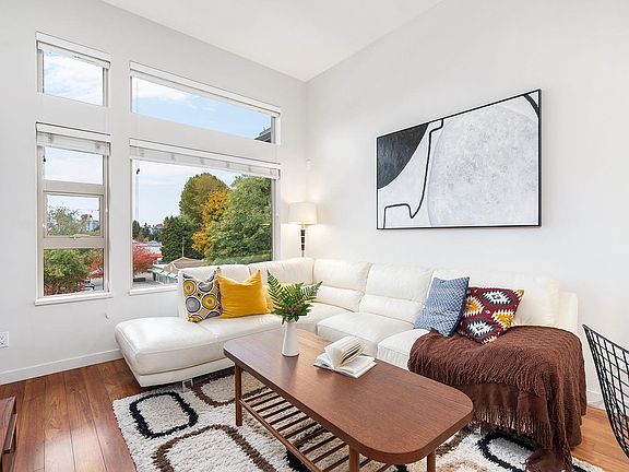 3rd image of 1677 Lloyd Ave #504