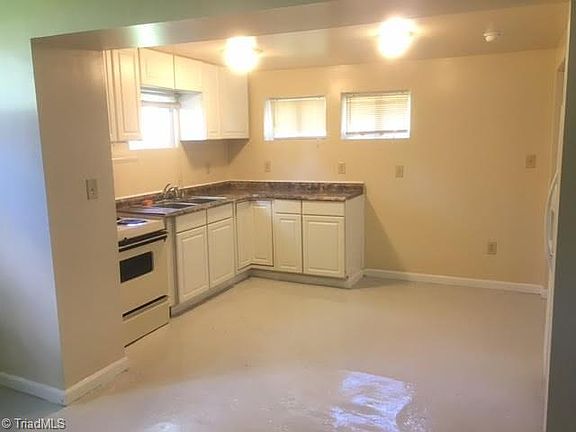 3rd image of 901 Uhles St #3