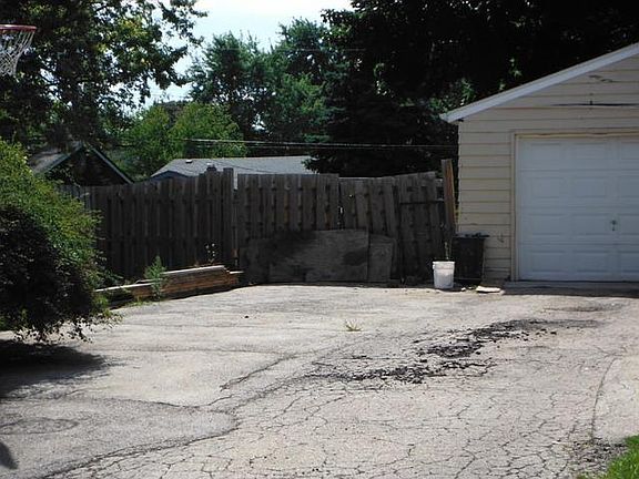 3rd image of 10615 Phillip Dr