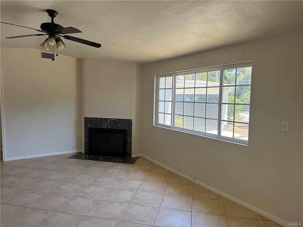 3 bed, 1337 sqft, $3,550 — Photo 3