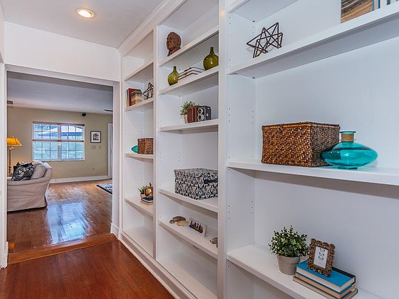 3rd image of 457 W Davis Blvd