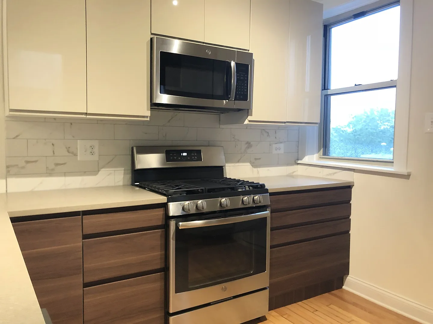 3-Bedroom Penthouse Near Lakefront — Photo 3