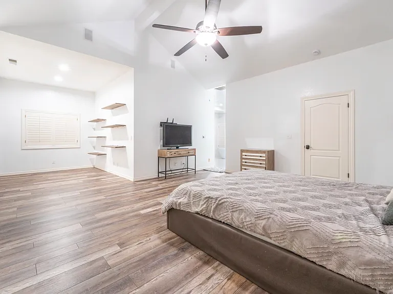 585 E Chesapeake Cir — Photo 25