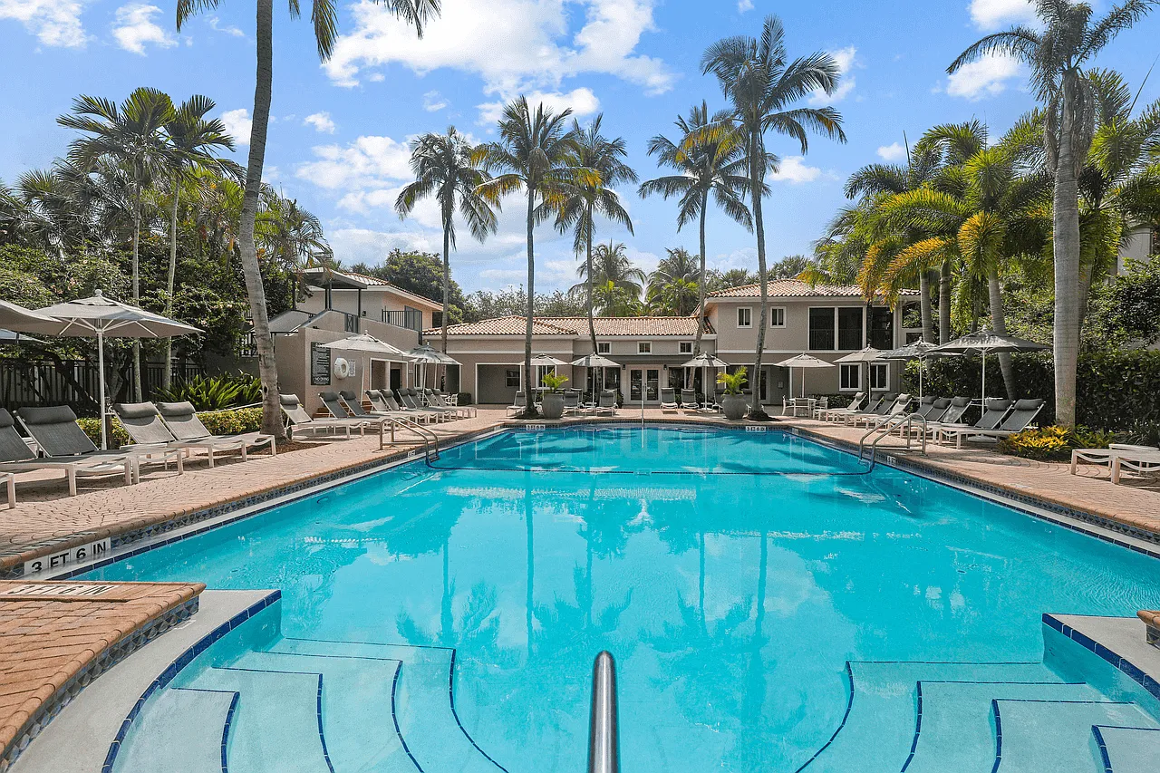 Coconut Palm Club Apartments — Photo 2