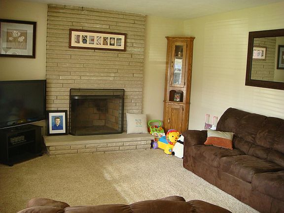 3rd image of 8 Mary Jane Dr