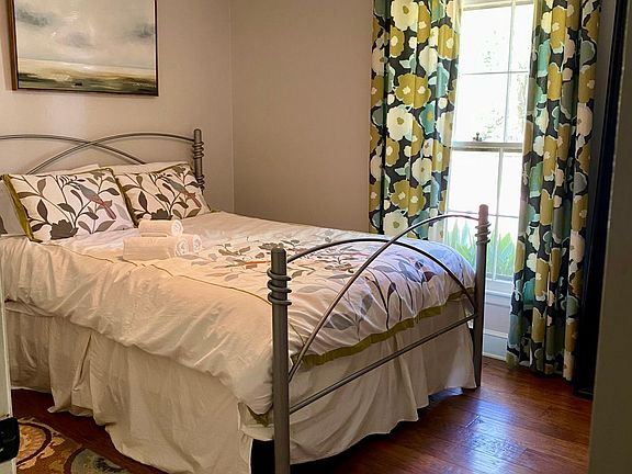 2nd bedroom with Queen bed and large double door closets