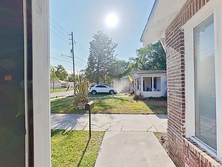 4633 Kingsbury St — Photo 3