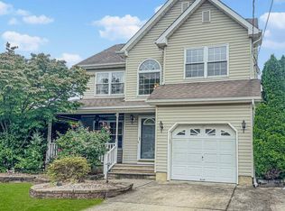 11 Avenue B, Helmetta, NJ 08828