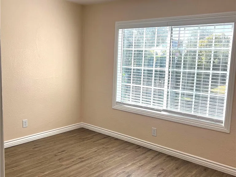 2149 Greenfield Ave — Photo 17