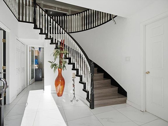 3rd image of 8351 Miller Cres