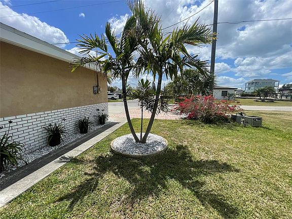 2nd image of 6403 Lonnie Lee Ln