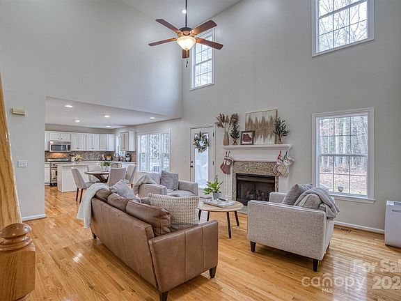 5th image of 115 Clearwater Dr