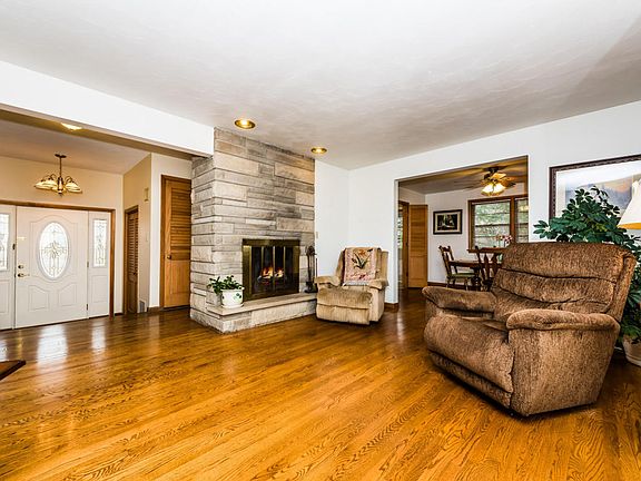 3rd image of 1666 Park Dr