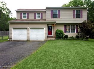 16 Honeysuckle Ln, Jackson, NJ 08527