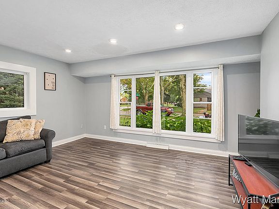 5th image of 201 Woodcrest Dr NW