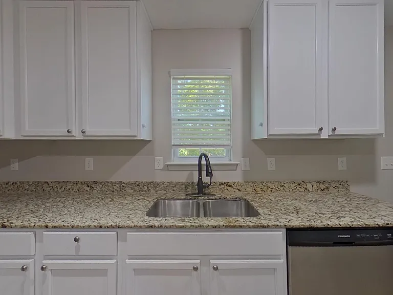 241 Saskatoon Dr — Photo 5