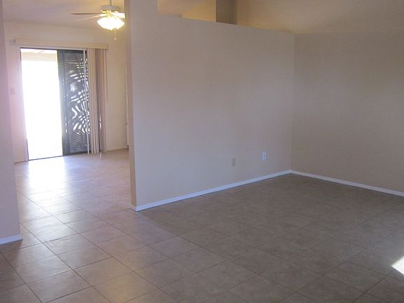 Lg living rm, vaulted ceilings