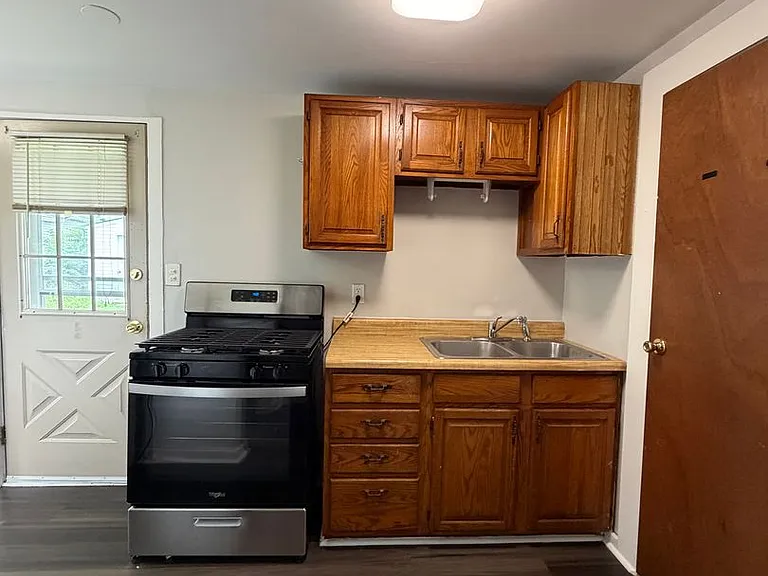 68 Oakwood Ave — Photo 2