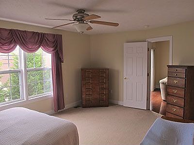 3rd image of 320 Pin Oak Dr