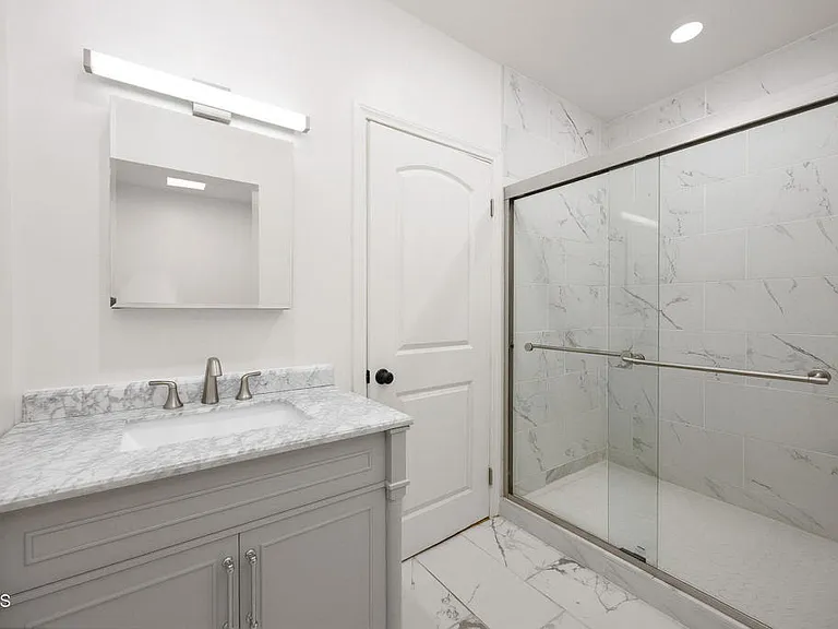 900 E Glenoaks Blvd — Photo 20