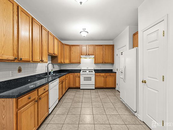 5th image of 252 Moonlight Dr