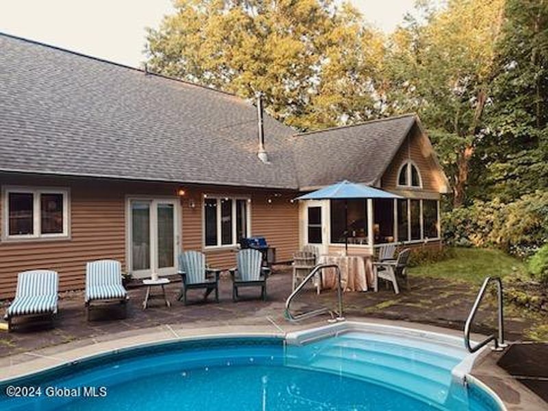 3rd image of 8 Chesterwood Court