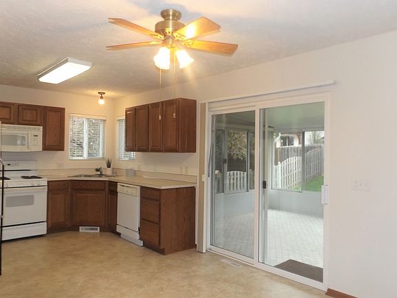 3rd image of 9810 Melissa St