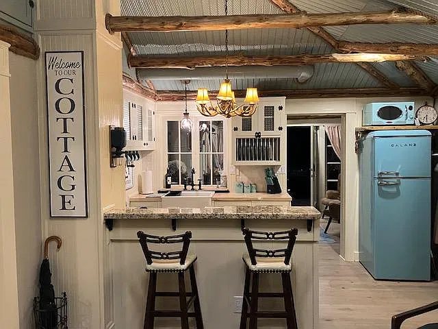2 bed, 708 sqft, $1,985 — Photo 3
