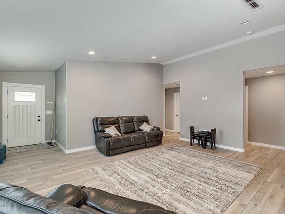 5th image of 2631 E Southgate Ave