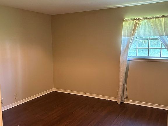 3rd image of 218 Old Oak Cir