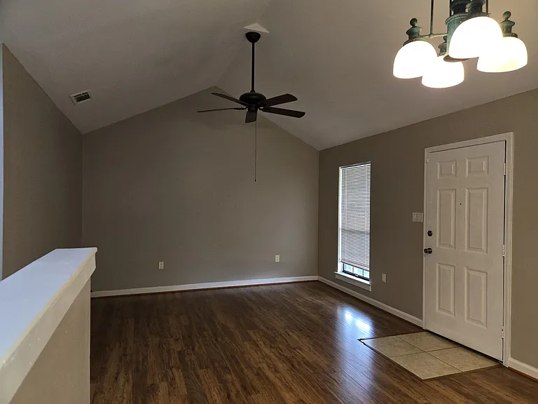 127 Hunt Club Ct — Photo 3