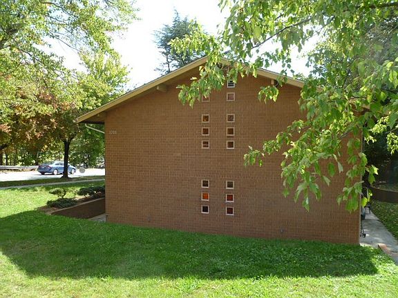 Private side yard