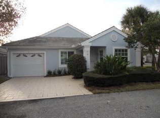 14 Governors Ct, Palm Beach Gardens, FL 33418