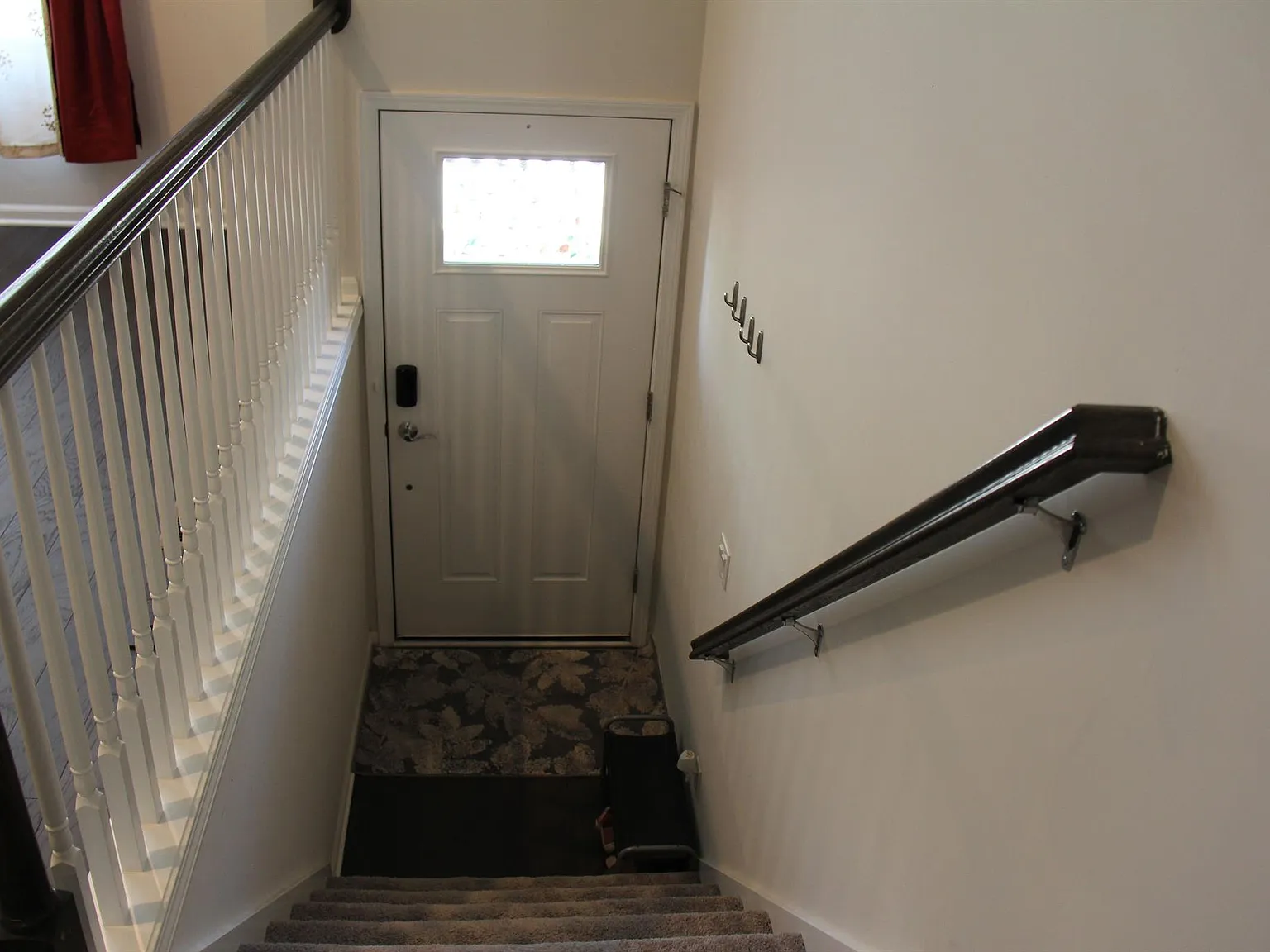 3 bed, 3.5 bath, 2085 sqft, $3,200 — Photo 3