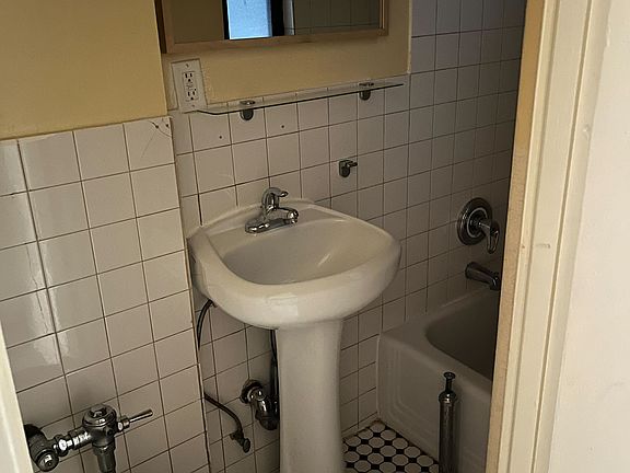 3rd image of 274 W 119th St APT 1A