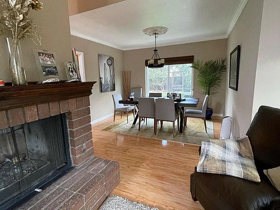 4th image of 262 Prairiewood Ct