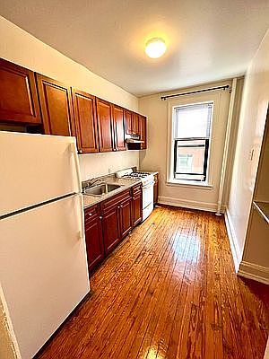 5th image of 2805 23rd St APT 4A