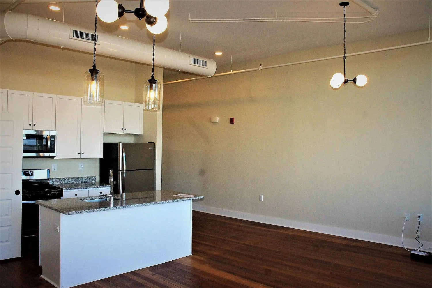 1 bed, 860 sqft, $1,400 — Photo 2