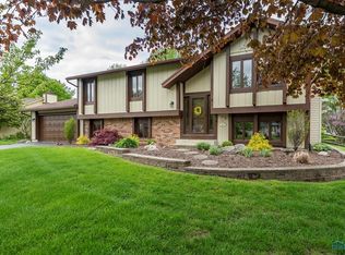 808 Continental Dr, Waterville, OH 43566