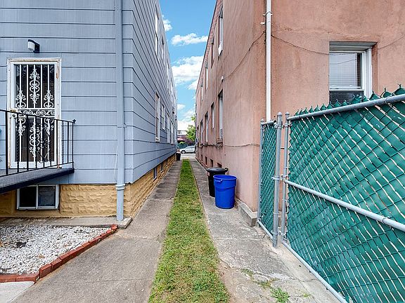 4th image of 1576 E 96th St