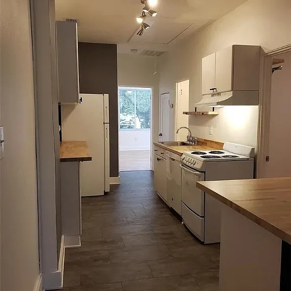 732 E Henry St — Photo 6