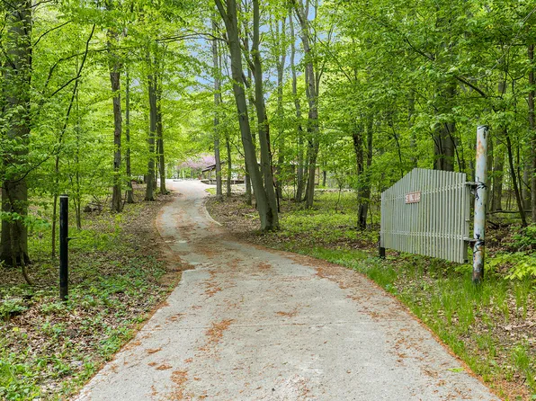 13445 Hendrickson St, Gowen, MI 49326