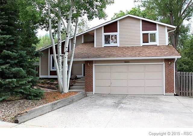 Great location! Awesome yard! Amazing flexibility!