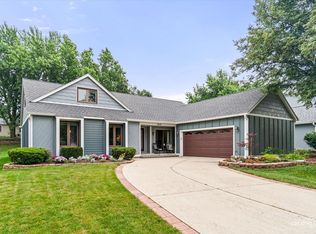 8409 Mending Wall Dr, Woodridge, IL 60517