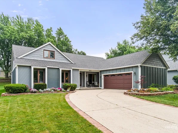 8409 Mending Wall Dr, Woodridge, IL 60517