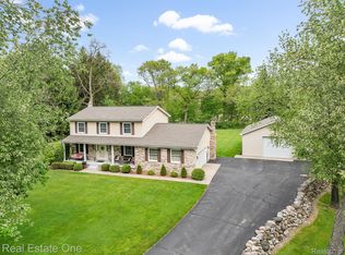 10257 Winsted Ln, Brighton, MI 48114