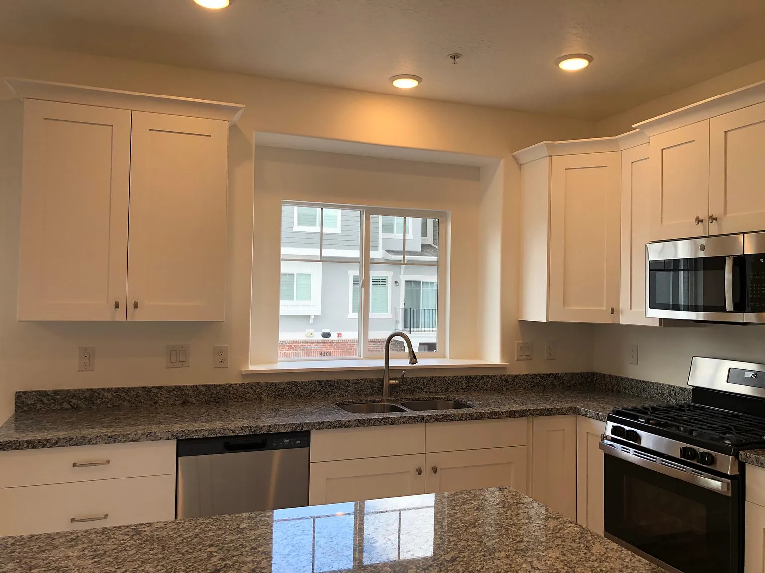 3 bed, 2.5 bath, 1453 sqft, $2,095 — Photo 4