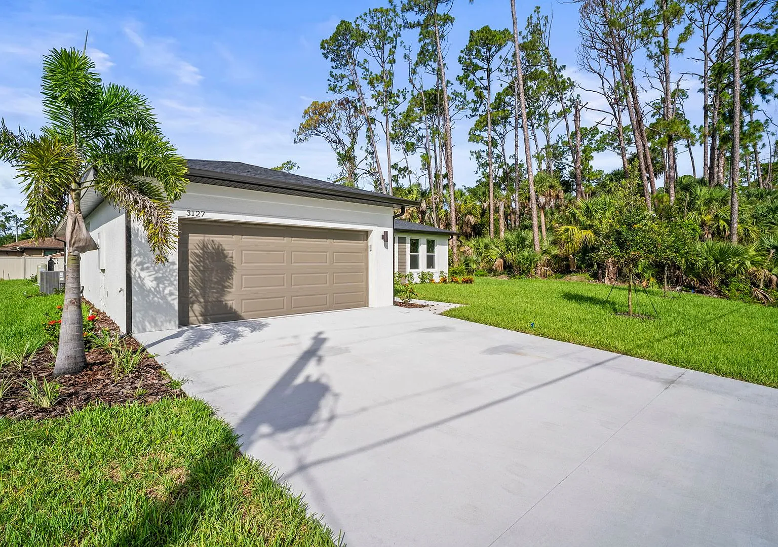 Luxury New construction 3 bedroom 2 baths located in North Port — Photo 2